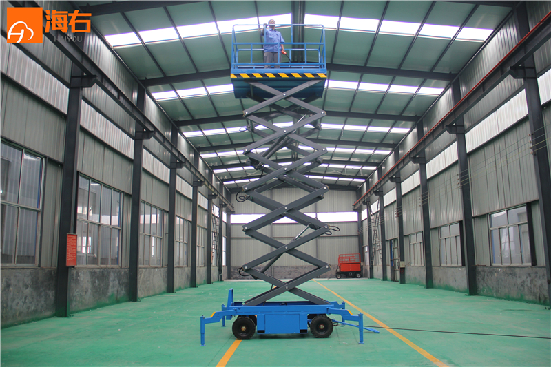 四輪移動升降機